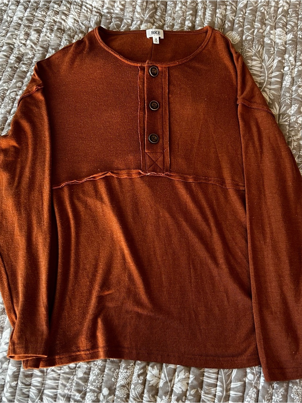 BKE Exclusive Raw Edge Henley M Medium Rust Minimalist Brown Top Blouse Layering